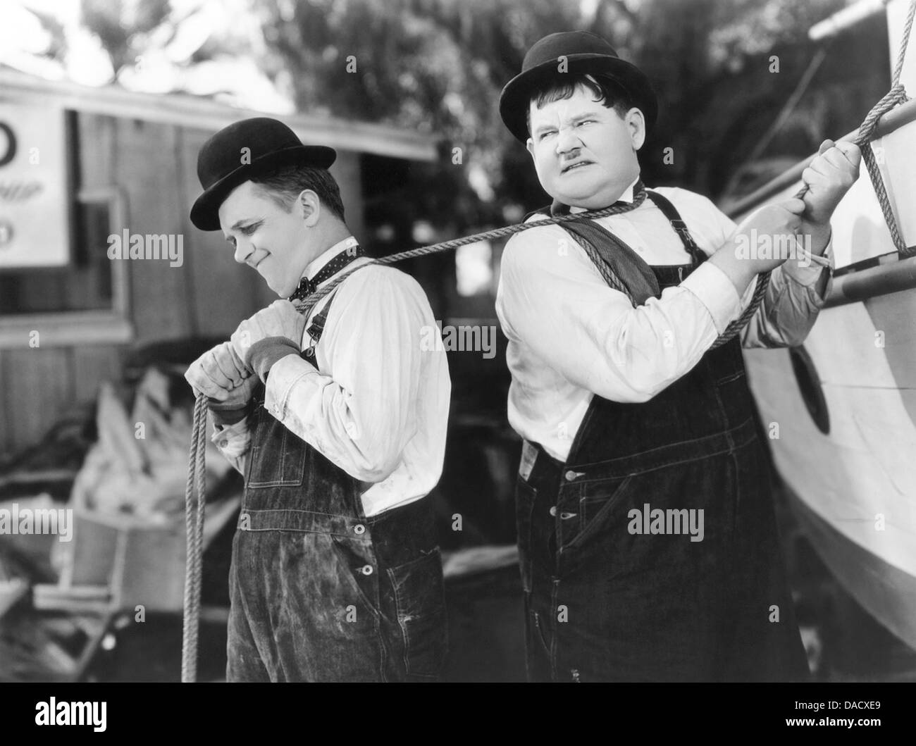 ABGESCHLEPPT IN A HOLE 1932 MGM Film mit Stan Laurel auf der linken Seite und Oliver Hrady Stockfoto
