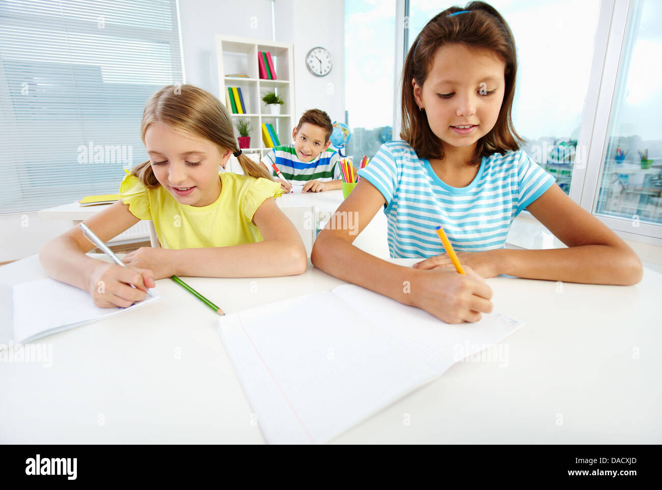 Fleißige Schüler zu beschäftigt damit, ihre Schularbeiten Stockfoto