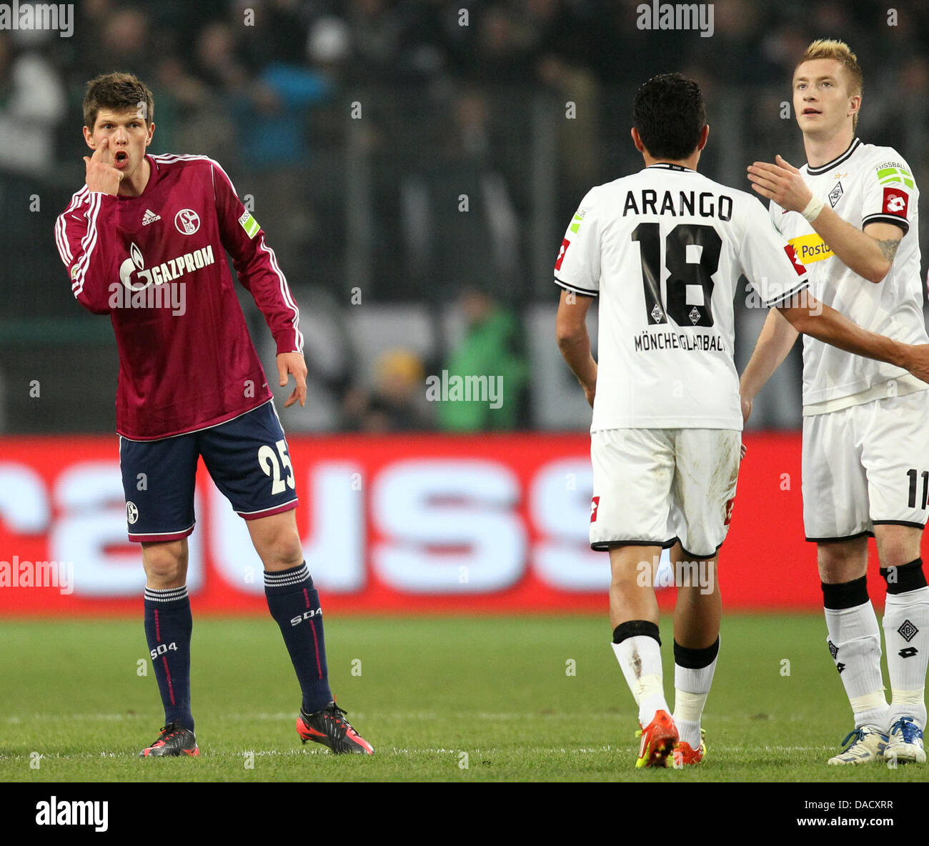 Gladbach Torschütze Juan Arango (C) feiert sein 1: 0-Tor mit Teamkollege Marco Reus (R) während Schalke Klaas Jan Huntelaar auf seinem Auge im DFB-Pokal-Viertel-Finale zwischen Borussia Moenchengladbach und FC zeigt Schalke 04 im Borussia-Park in Mönchengladbach, 21. Dezember 2011. Foto: Friso Gentsch Stockfoto