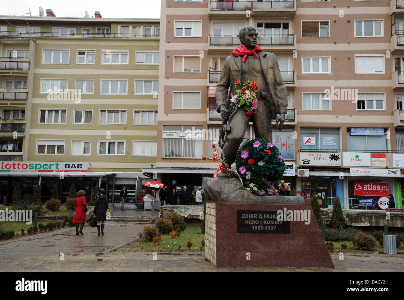 Das Denkmal für Zahir Pajaziti schmücken Blumen im Boulevard Mutter Theresa (Nena Tereza) in Pristina, Kosovo, 20. Dezember 2011. Monument war ein Kommandeur der Befreiungsarmee des Kosovo. Foto: Jens Kalaene Stockfoto