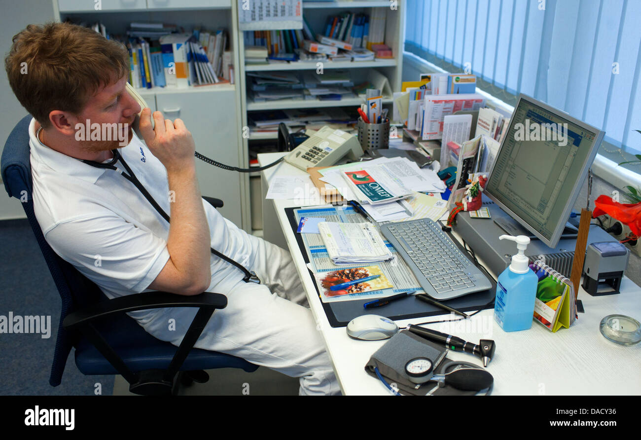 Hausarzt Thomas Maibaum Handys Ein Patient Vor Seinem Computer Im