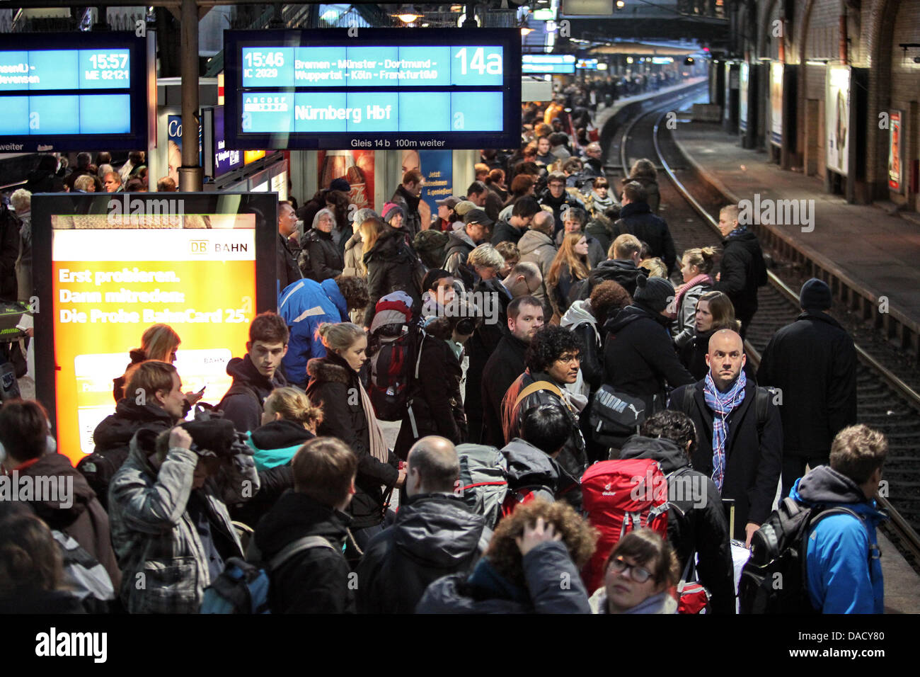 Reisenden stehen voll auf eine Plattform für einen Zug in Richtung Nürnberg am Hauptbahnhof in Hamburg, Germany, 23. Dezember 2011. Einen Tag vor Heiligabend, hat die Welle der Weihnachten Reisende begonnen. Foto: BODO MARKS Stockfoto