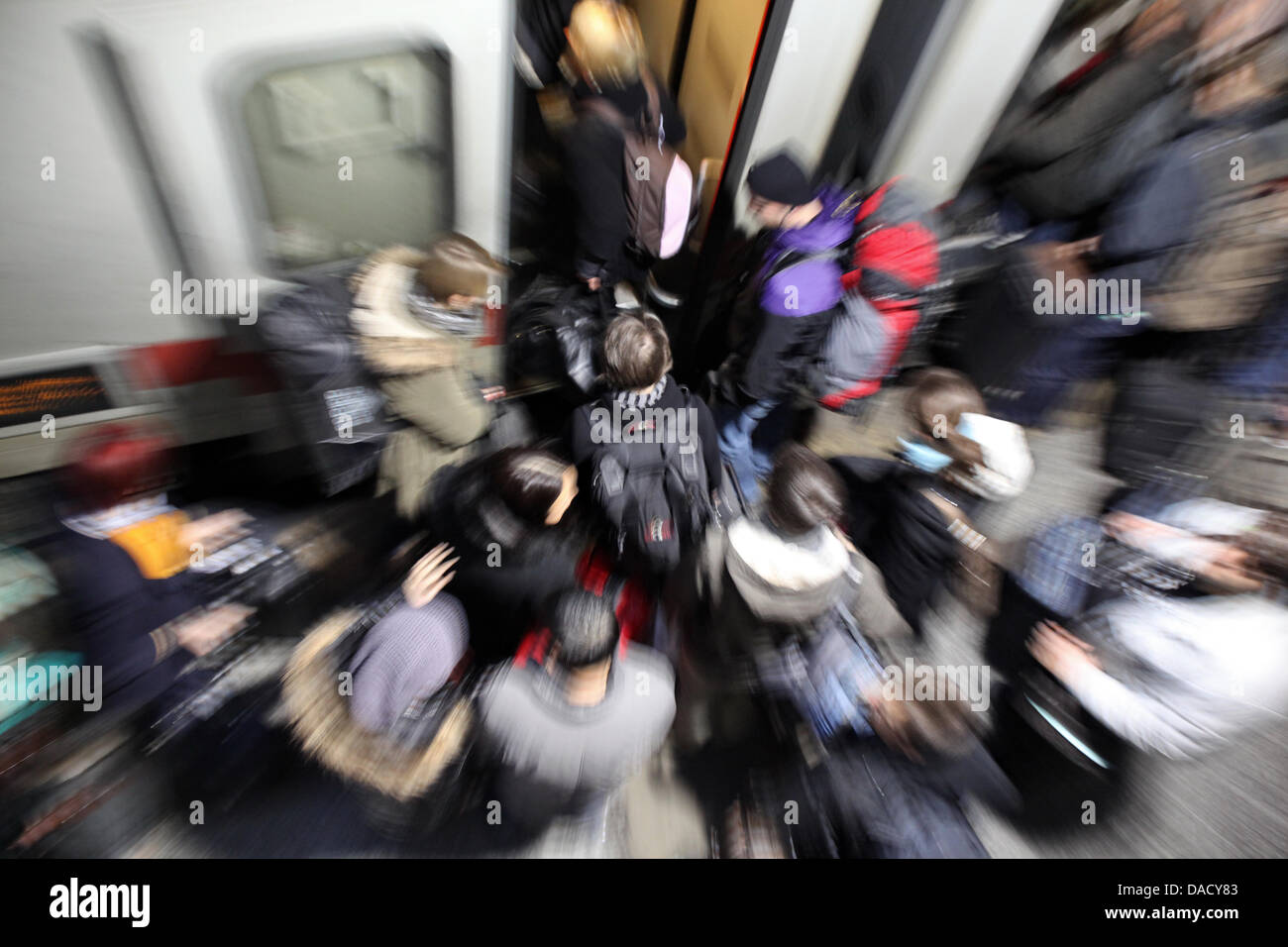 Reisenden stehen voll als nächstes auf einen Zug nach Nürnberg am Hauptbahnhof in Hamburg, Deutschland, 23. Dezember 2011. Einen Tag vor Heiligabend, hat die Welle der Weihnachten Reisende begonnen. Foto: BODO MARKS Stockfoto