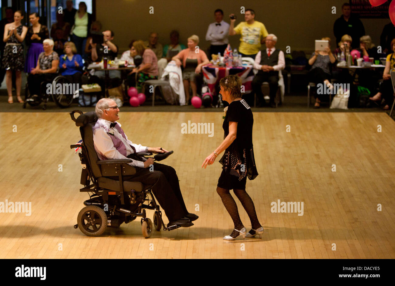 Konkurrenten beim Grand Prix internationale Rollstuhl Dancesport Wettbewerb 2013 Wythenshawe Forum, Manchester Stockfoto