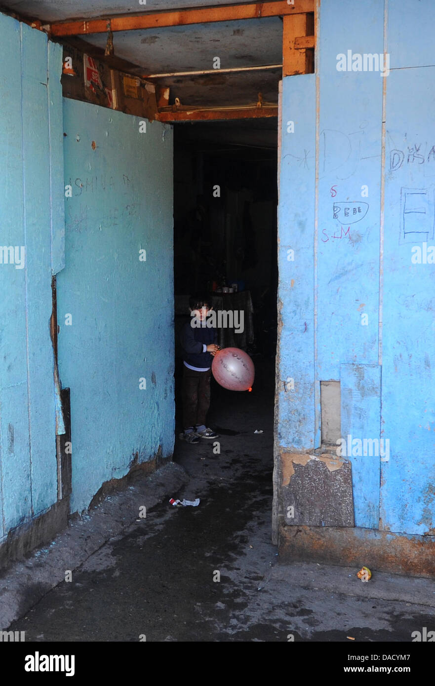 Ein junge Roma mit einem rosafarbenen Ballon schaut in die Kamera in die Flüchtlingslager in Leposavic, Kosovo, 18. Dezember 2011. Roma-Familien aus Deutschland und anderen europäischen Ländern deportiert wurden Leben im Flüchtlingslager Blei kontaminiert, auf engstem Raum und mit schlechten hygienischen Bedingungen. Der United Nations International Children Emergency Fund UNICEF versucht, mit Hilfe Stockfoto