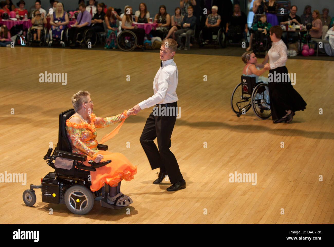 Konkurrenten beim Grand Prix internationale Rollstuhl Dancesport Wettbewerb 2013 Wythenshawe Forum, Manchester Stockfoto
