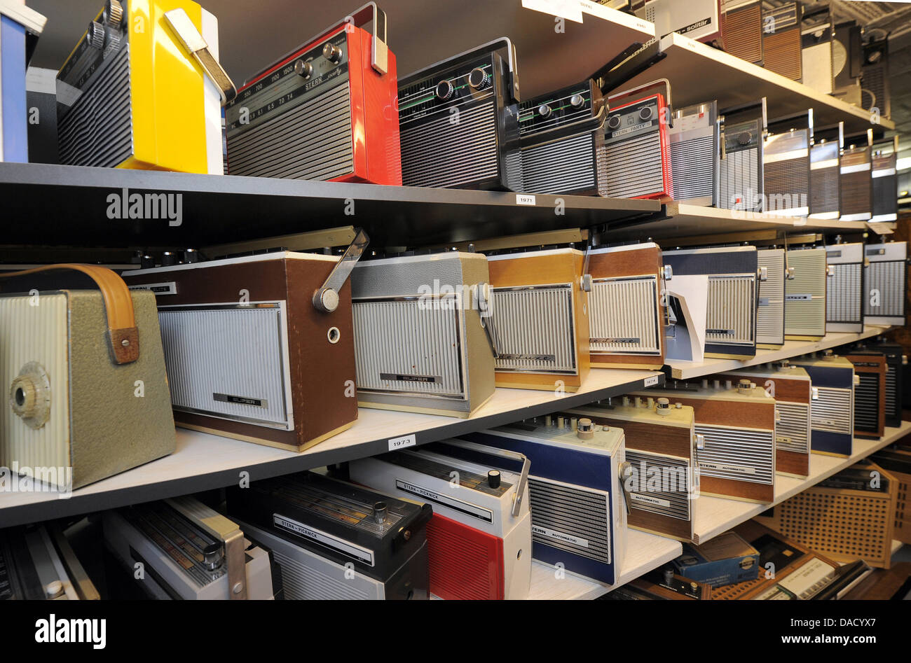 'Stern' tragbare Radios sind bei der Privatradio-Sammlung in Luckenwalde, Deutschland, 13. Dezember 2011 zu sehen. Die Radio- und TV-Mechaniker Bernd Schmidl und seine Frau sammelt seit mehr als 20 Jahre Radiotechnik. Ihr private Museum enthält mehr als 5.000 Stück. Foto: Bernd Settnik Stockfoto