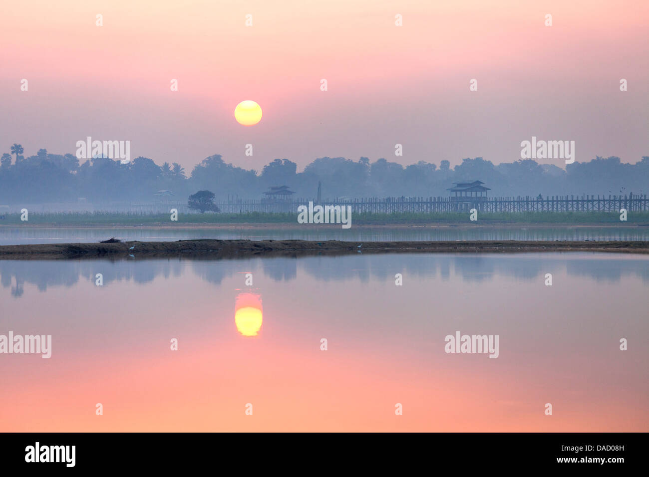 Sonnenaufgang über dem Taungthaman-See und U Bein Brücke, Amarapura, in der Nähe von Mandalay, Myanmar (Burma), Asien Stockfoto