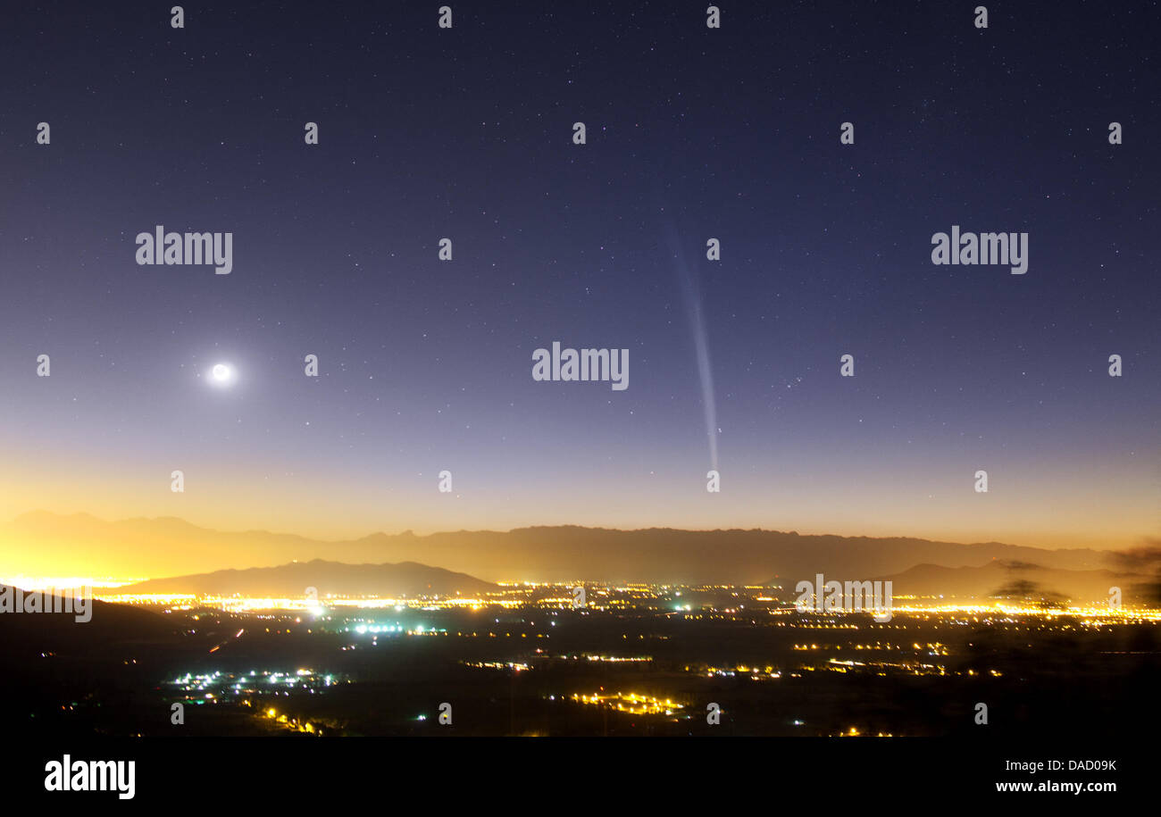 Die kürzlich entdeckte Komet Lovejoy (M) sieht man am Horizont über Santiago de Chile, Chile, 22. Dezember 2011. Laut der Europäischen Südsternwarte ESO zierte der Komet am Südhimmel, nachdem es unerwartet eine nahe Begegnung mit der Sonne überlebt hatten. Der Komet ist nun sichtbar aus der südlichen Hemisphäre, erscheinen in der Dämmerung, und verfügt über einen hellen tail Millionen von kil Stockfoto