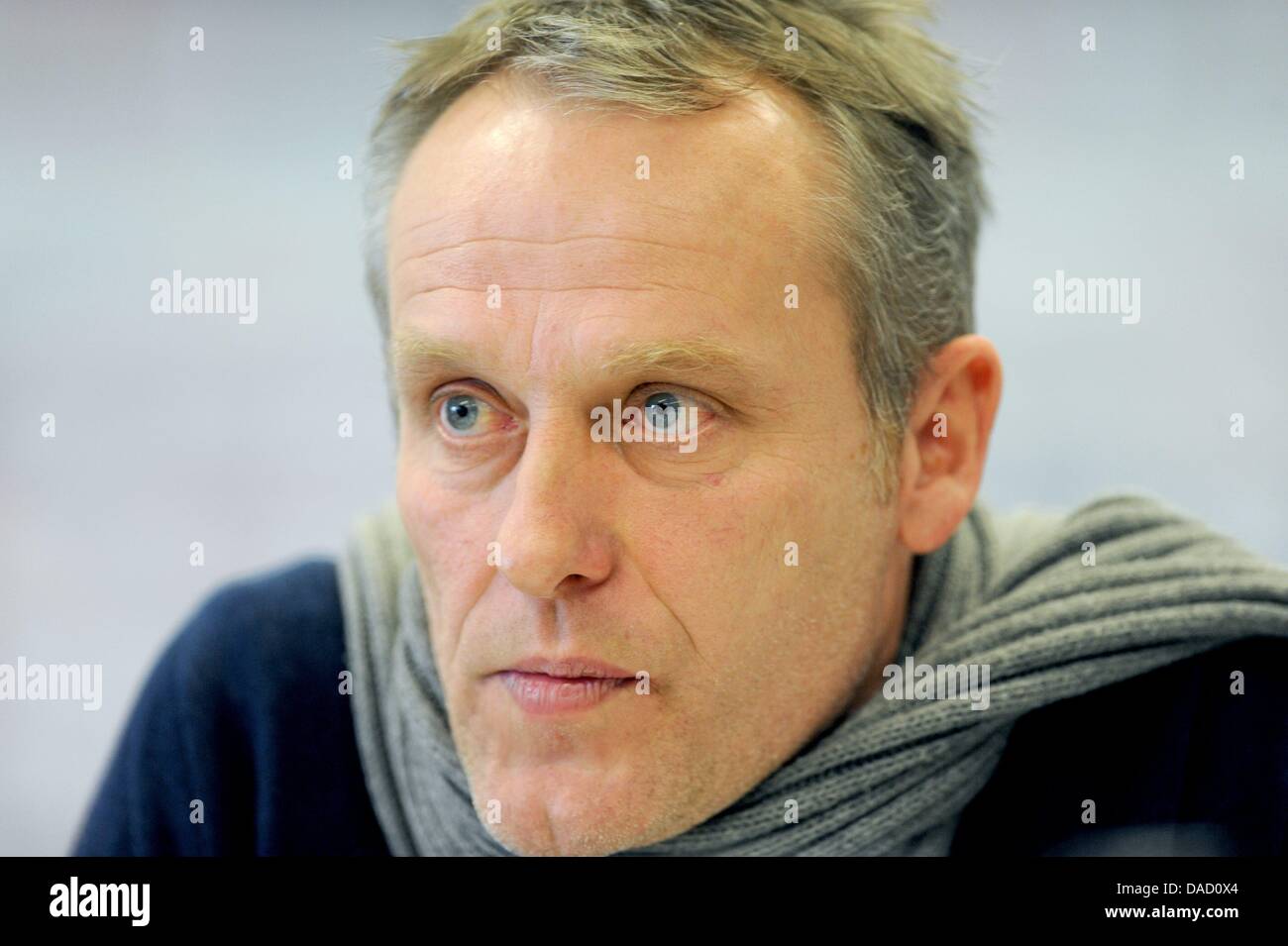 Freiburgs Trainer im Gespräch mit Journalisten während einer Pressekonferenz in Freiburg im Breisgau, 29. Dezember 2011. Bundesliga-Fußball-Clubs SC Freiburg bekannt gegeben, dass ehemalige Cheftrainer, den Marcus Sorg aus seinem Amt entlassen worden war. Ehemaliger Co-Trainer Streich nahm die Position des Cheftrainers. Foto: PATRICK SEEGER Stockfoto