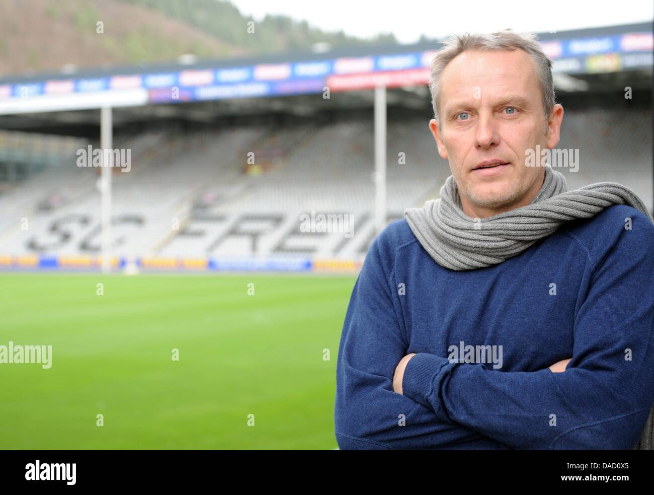 Freiburgs Trainer Christian Streich wird nach einer Pressekonferenz in Freiburg im Breisgau, 29. Dezember 2011 gesehen. Bundesliga-Fußball-Clubs SC Freiburg bekannt gegeben, dass ehemalige Cheftrainer, den Marcus Sorg aus seinem Amt entlassen worden war. Ehemaliger Co-Trainer Streich nahm die Position des Cheftrainers. Foto: PATRICK SEEGER Stockfoto