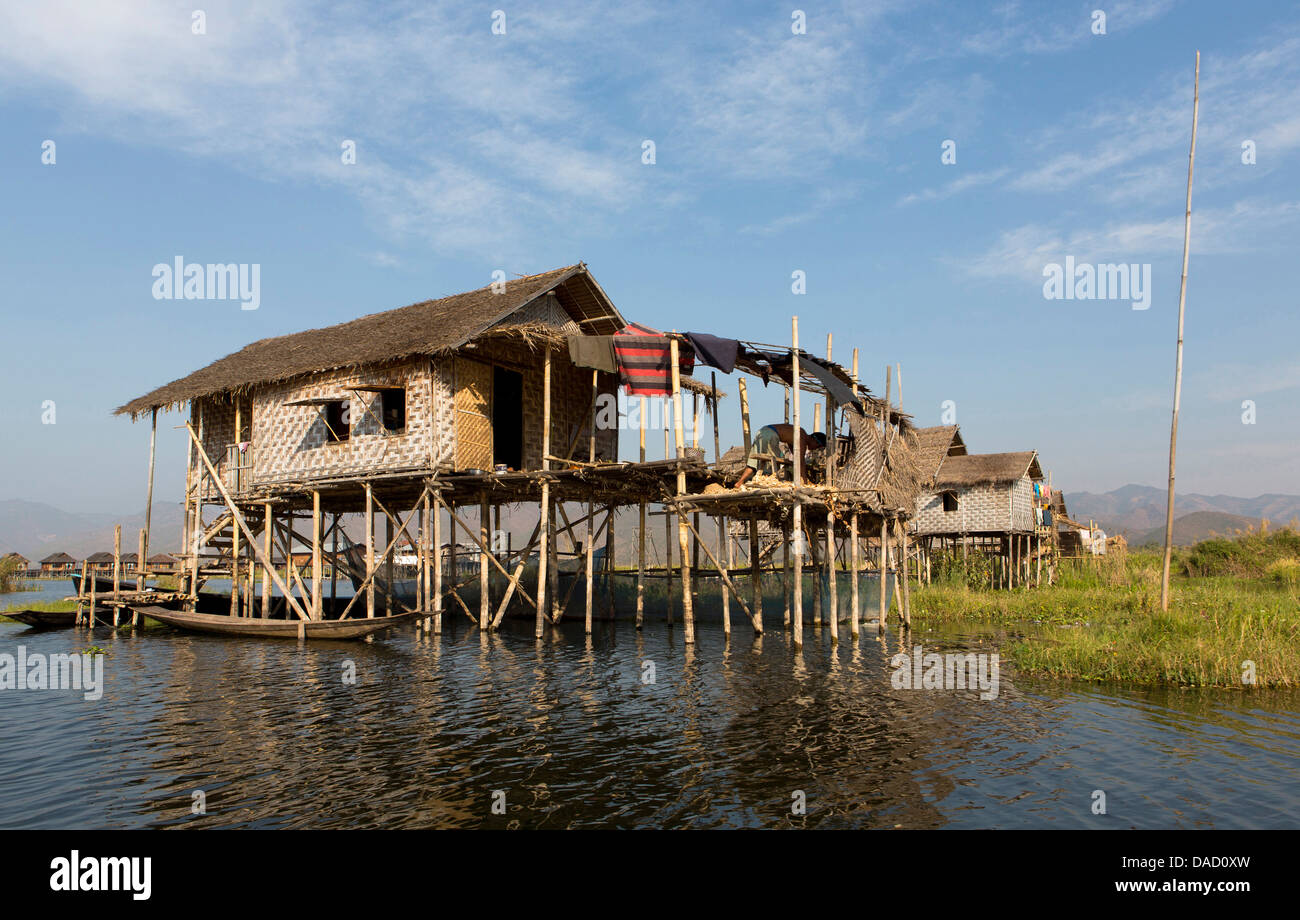 Häuser auf Stelzen im Dorf Nampan am Rande des Inle-See, Myanmar (Burma), Südost-Asien Stockfoto