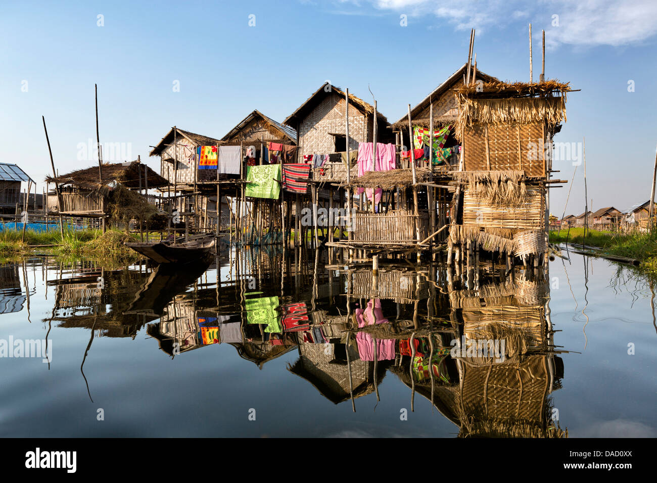 Häuser auf Stelzen im Dorf Nampan am Rande des Inle-See, Myanmar (Burma), Südost-Asien Stockfoto