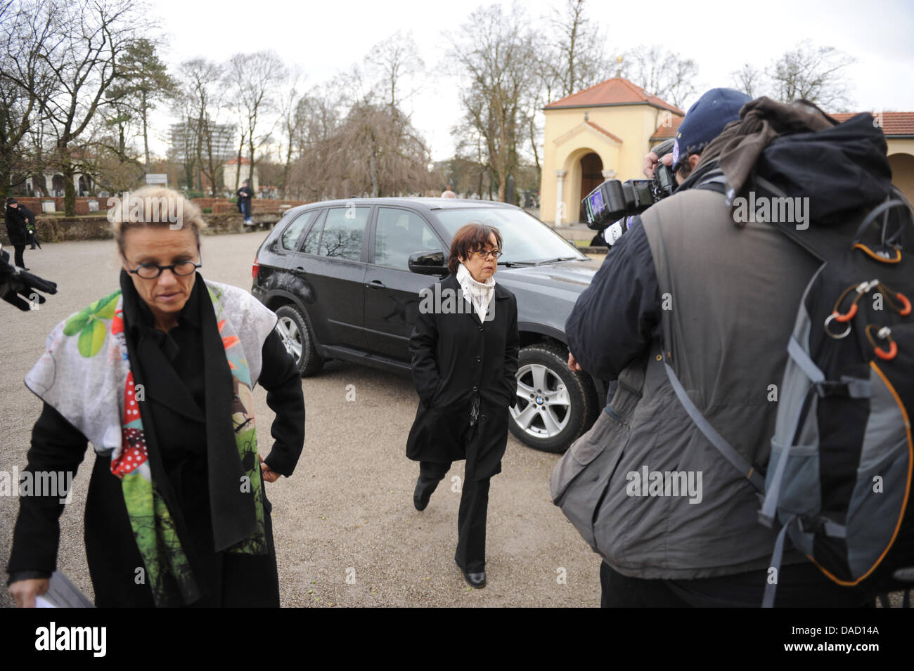 Widow Simone Rethel (C) kommt bei der Trauerfeier für ihren Ehemann Johannes Heesters auf dem Nordfriedhof in München, 30. Dezember 2011. Verwandten, Kollegen und Freunden sayed Abschied von dem Schauspieler und Sänger, der am Heiligabend 2011 im Alter von 108 Jahren starb. Foto: Marc Müller Stockfoto