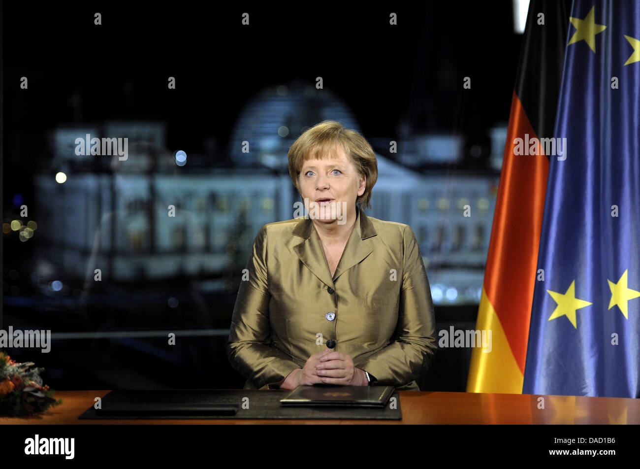 Bundeskanzlerin Angela Merkel posiert für Fotos nach der Aufnahme ihrer jährlichen Neujahrsansprache am Kanzleramt in Berlin, Deutschland, 30. Dezember 2011. Foto: ODD ANDERSEN Stockfoto