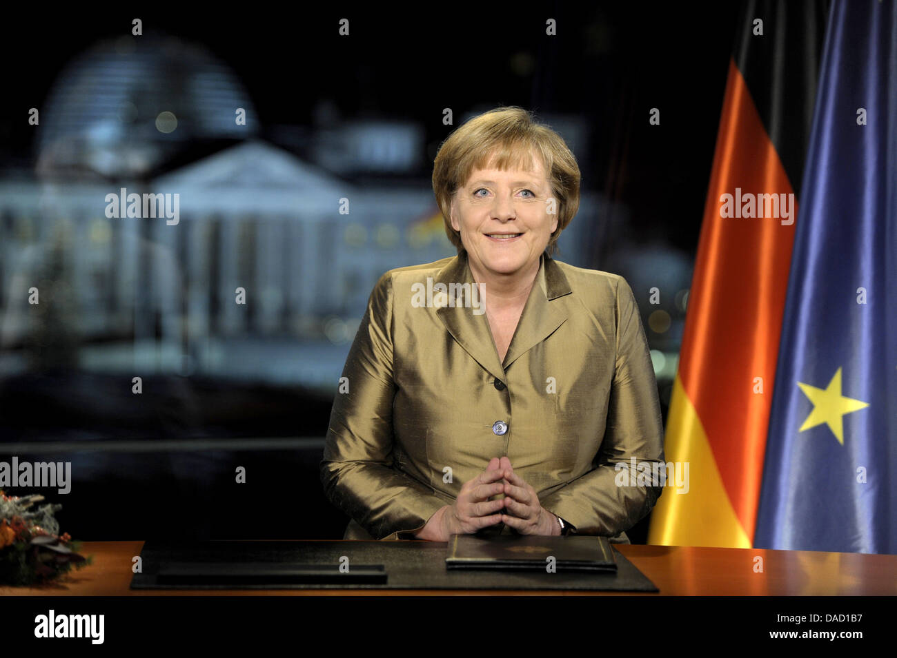 Bundeskanzlerin Angela Merkel posiert für Fotos nach der Aufnahme ihrer jährlichen Neujahrsansprache am Kanzleramt in Berlin, Deutschland, 30. Dezember 2011. Foto: ODD ANDERSEN Stockfoto