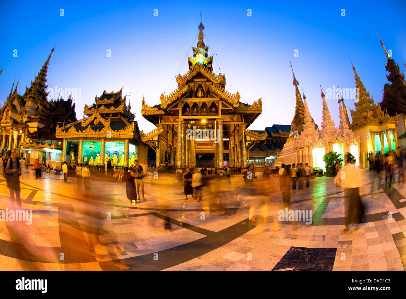 Fisheye Schuss in der Nacht vom Tempel in Yangon (Rangoon), Myanmar (Burma), Shwedagon Paya (Pagode), Asien Stockfoto