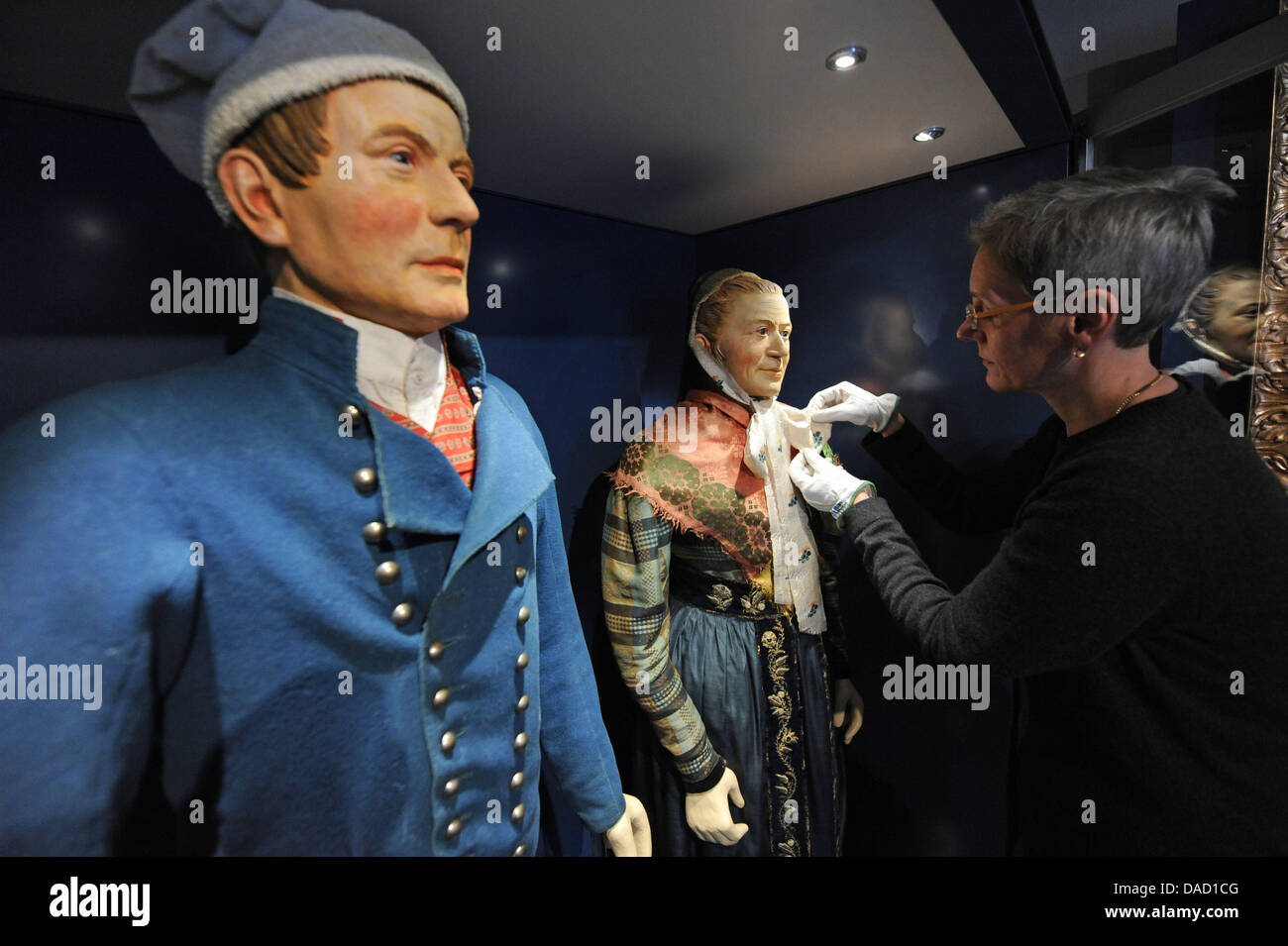 Ein Mitarbeiter Kleider Puppen in historischen ländlichen Kleidung im Bomann-Museum in Celle, Deutschland, 8. Dezember 2011. Das Bomann-Museum hat eine neue Möglichkeit, seinen ständigen Ausstellungen zur regionalen Geschichte präsentieren einfallen. Ein Museum-Sprecher erklärte, dass die Dauerausstellung nun mehr auf das tägliche Leben der Menschen, zum Beispiel das Leben der Bauern jetzt kontrastierenden und früheren konzentrierte Stockfoto