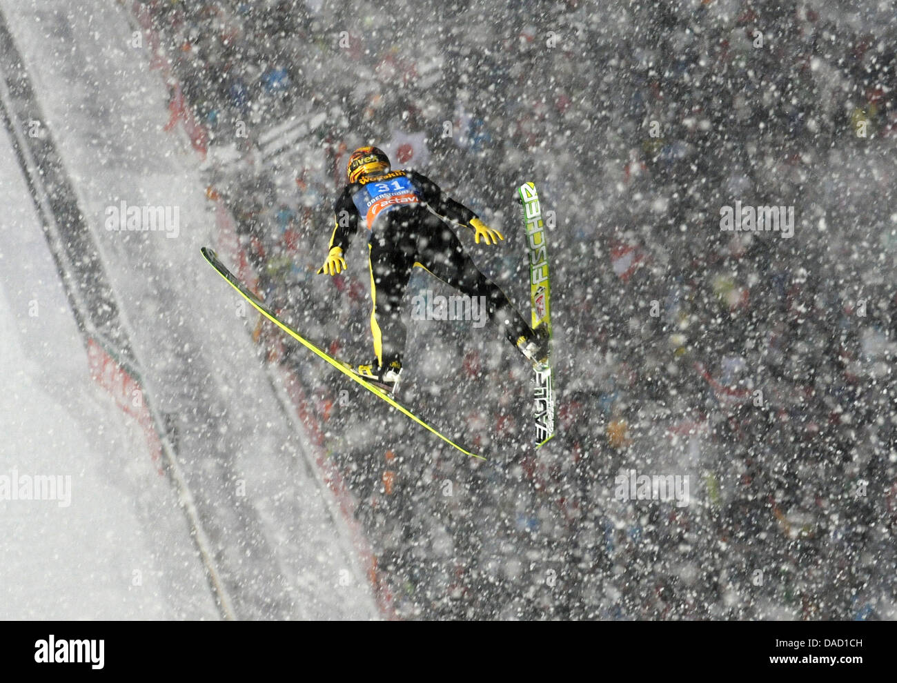 Japanischer Skispringer Noriaki Kasai nimmt einen Wettbewerb Sprung bei starkem Schneefall auf der Schattenberg-Schanze während der 60. Vierschanzentournee in Obertsdorf, Deutschland, 30. Dezember 2011. Der Wettbewerb wegen des Schnees abgebrochen werden musste, sondern wurde später fortgesetzt. Foto: ANDREAS GEBERT Stockfoto