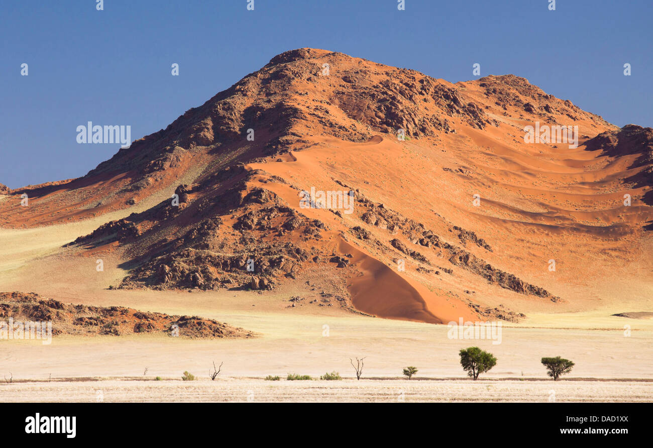 Aufragenden Sandsteingebirge und Dünen in der alten Namib-Wüste in der Nähe von Sesriem, Namib Naukluft Park, Namibia, Afrika Stockfoto