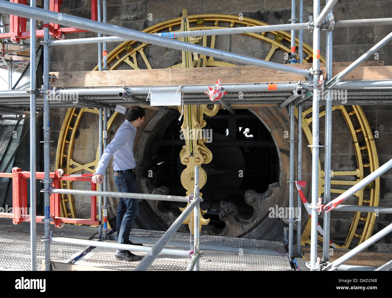 Ein Chruch Mitarbeiter steht vor der Uhr des Kaiser-Wilhelm-Gedächtniskirche in Berlin, Deutschland, 2. Oktober 2011. Am 02 Oktober feiert die Kirche ihr 50-jähriges bestehen. Unter anderem haben die Besucher die Oppurtunity, Führungen auf dem alten Turm zu besuchen. Foto: Rainer Jensen Stockfoto