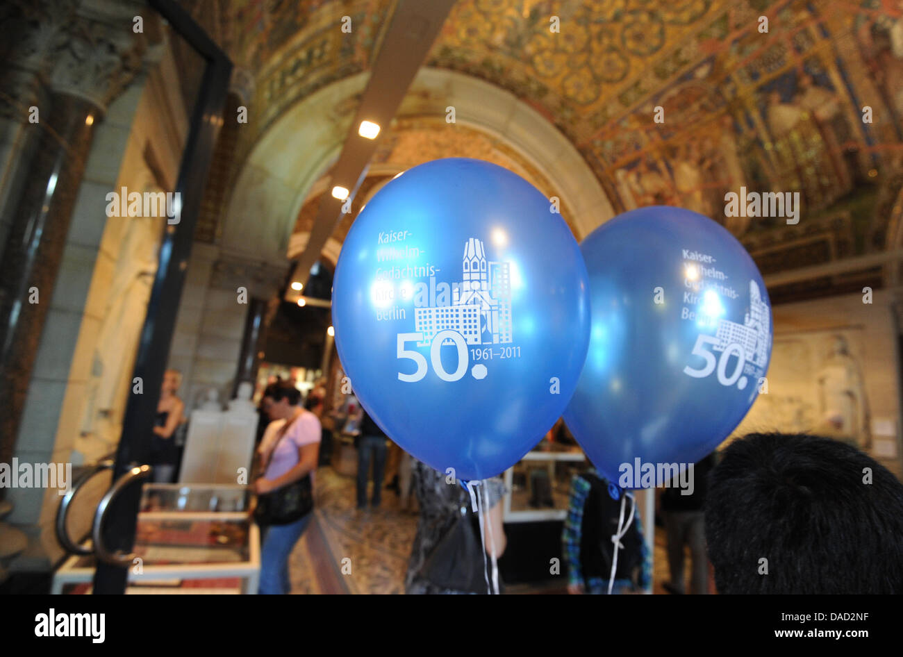 Balölons markieren den 50. Jahrestag der Kaiser-Wilhelm-Gedächtniskirche in Berlin, Deutschland, 2. Oktober 2011. Am 02 Oktober feiert die Kirche ihr 50-jähriges bestehen. Unter anderem haben die Besucher die Oppurtunity, Führungen auf dem alten Turm zu besuchen. Foto: Rainer Jensen Stockfoto