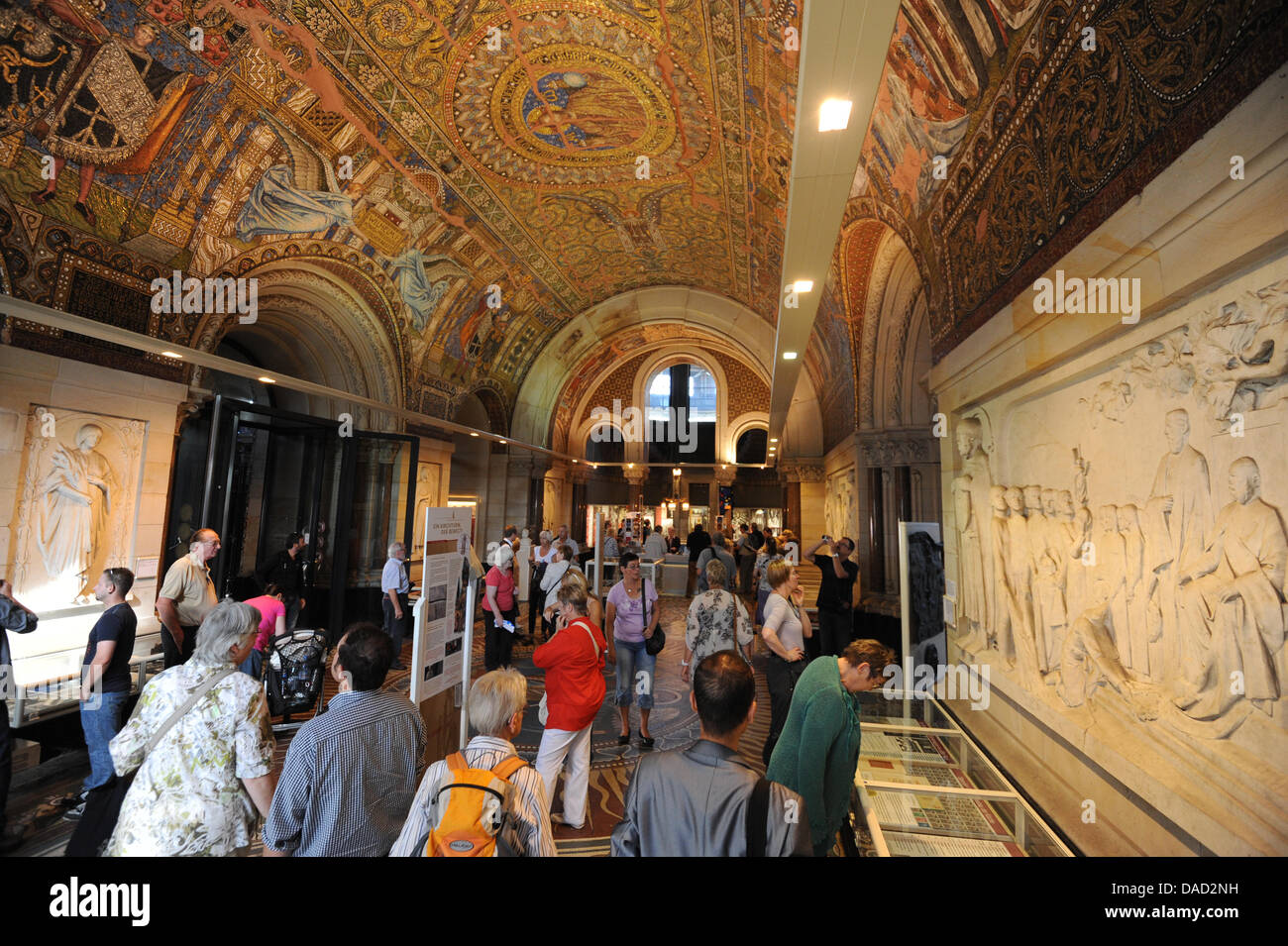 Besucher gehen durch die Kaiser-Wilhelm-Gedächtniskirche in Berlin, Deutschland, 2. Oktober 2011. Am 02 Oktober feiert die Kirche ihr 50-jähriges bestehen. Unter anderem haben die Besucher die Oppurtunity, Führungen auf dem alten Turm zu besuchen. Foto: Rainer Jensen Stockfoto