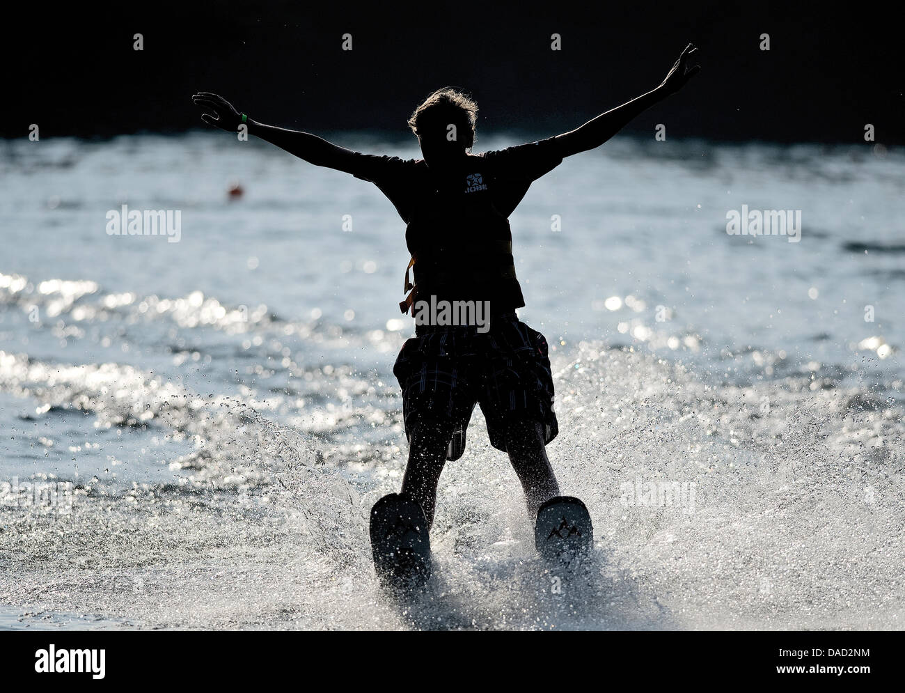 Eine Mann Wasser Ski im Wasser Skigebiet Außenpool in Duisburg, Deutschland, 2. Oktober 2011. Der Pool öffnete seine Pforten aufgrund der unerwarteten heißem Wetter ungeplant. Foto: Victoria Bonn-Meuser Stockfoto