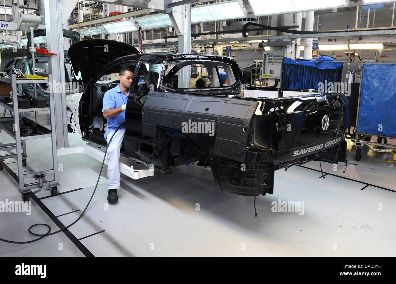 Ein Arbeiter versammelt ein VW Gol am Fließband im Montagewerk für Volkswagen Anchieta in Sao Bernardo Compo in der Nähe von Sao Paulo, Brasilien, 4. Oktober 2011. Deutsche Autohersteller VW ist 3,4 Milliarden Euro in seine brasilianische Montagewerke bis 2016 zu investieren. Foto: Julian Stratenschulte Stockfoto