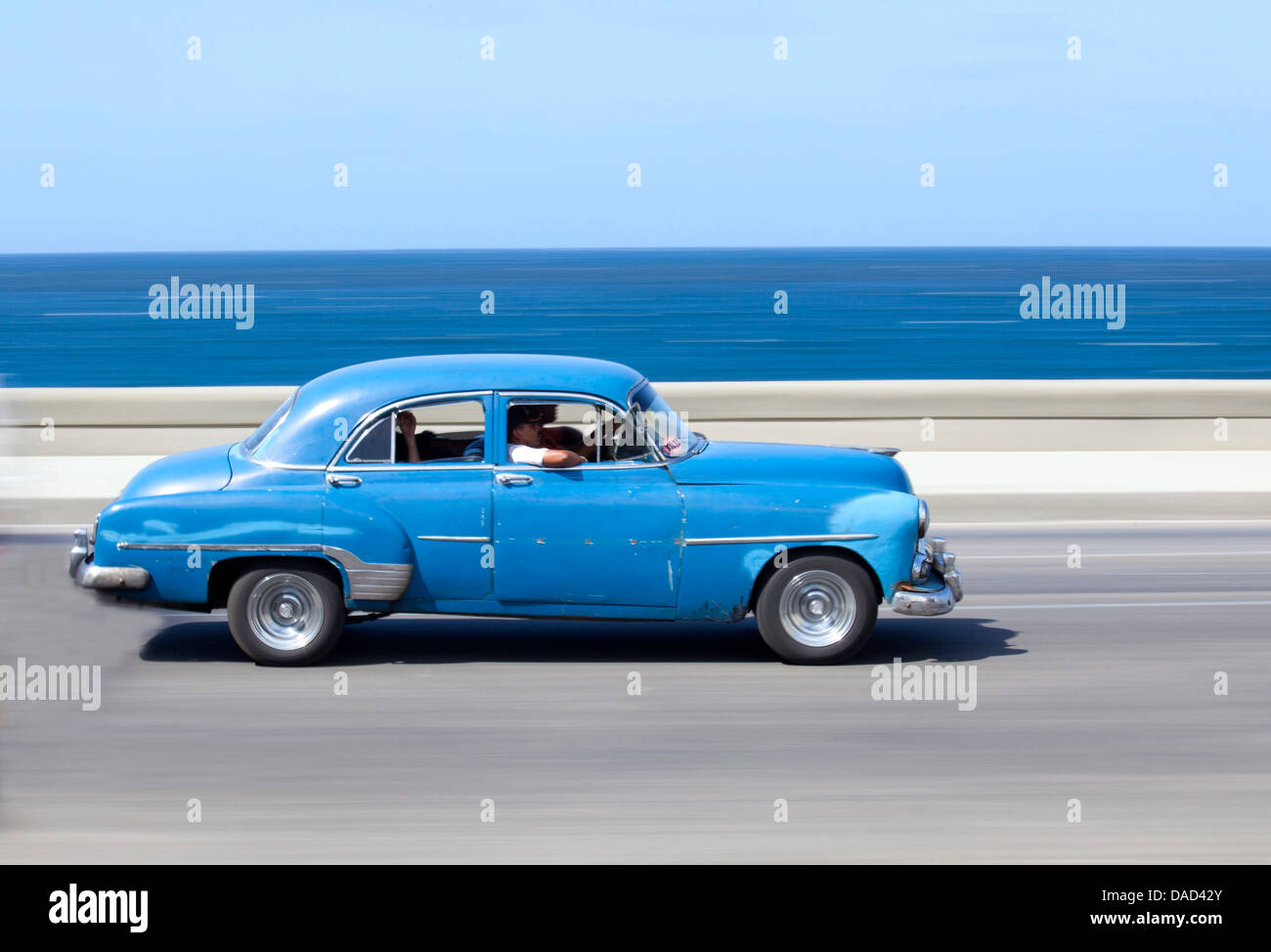 Verrissen Schuss Blau von alten amerikanischen Autos, Karibische Meer im Hintergrund, der Malecon, West Indies, Kuba, Havanna Centro Stockfoto