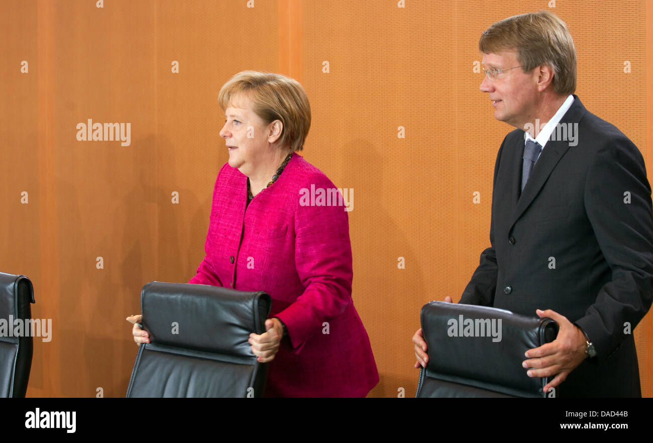 Bundeskanzlerin Angela Merkel steht neben Kanzleramt Bundesminister Ronald Pofalla bei einem Treffen der das Bundeskabinett am Kanzleramt in Berlin, Deutschland, 5. Oktober 2011. Pofalla wurde kritisiert, weil er Mitglied der Demokratischen Union (CDU) Christina Wolfgang Bosbach kritisiert. Foto: Michael Kappeler Stockfoto