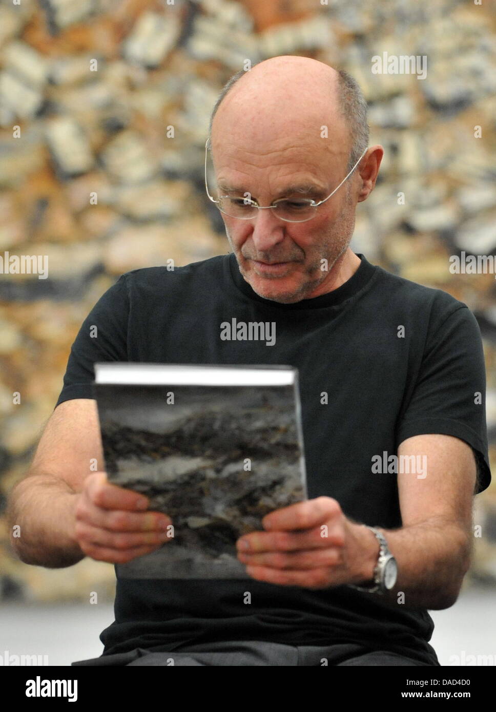 Der Künstler Anselm Kiefer sieht ein Katalog in das Frieder Burda Museum in Baden-Baden, Deutschland, 5. Oktober 2011. Die große Ausstellung trägt den Titel "Anselm Kiefer. Ausgewählte Werke aus der Sammlung Grothe ".  Show vom 7. Oktober 2011 bis zum 15. Januar 2012 werden großformatige Werke des deutschen Künstlers, der in Frankreich lebt. Foto: ROLF HAID Stockfoto