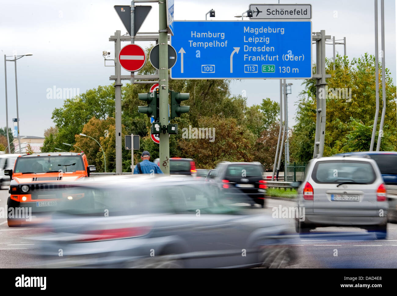Autos fahren auf der A100 über eine Slip-Straße in Berlin, Deutschland, 5. Oktober 2011. Eine mögliche Koalition zwischen der Sozialdemokratischen Partei (SPD) und die grüne Partei hat nach der ersten Runde der Gespräche zwischen den beiden Parteien gescheitert. SPD, sagte, dass sie nicht sehen, eine solide Grundlage für die Zusammenarbeit. Als Grund nannten sie unüberwindliche Differenzen in Bezug auf die städtischen Autobahn A100. Foto: Robert Stockfoto