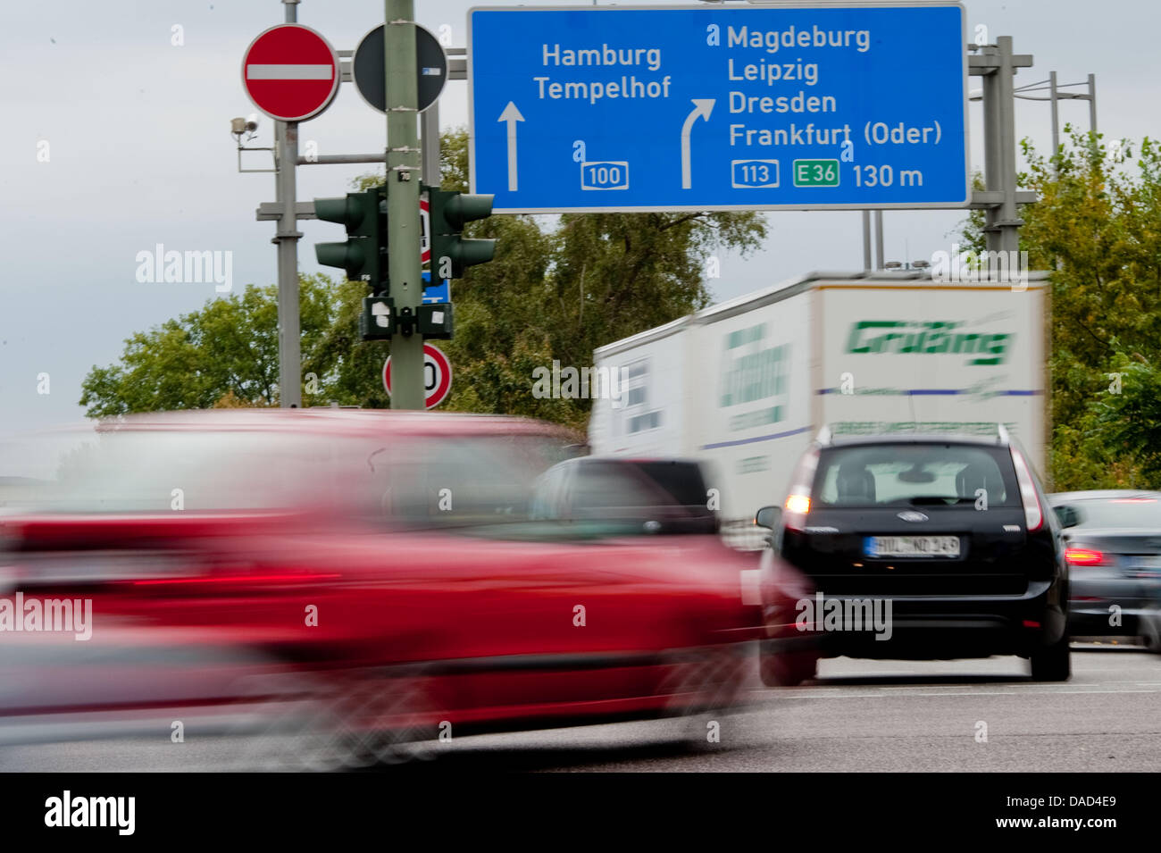 Autos fahren auf der A100 über eine Slip-Straße in Berlin, Deutschland, 5. Oktober 2011. Eine mögliche Koalition zwischen der Sozialdemokratischen Partei (SPD) und die grüne Partei hat nach der ersten Runde der Gespräche zwischen den beiden Parteien gescheitert. SPD, sagte, dass sie nicht sehen, eine solide Grundlage für die Zusammenarbeit. Als Grund nannten sie unüberwindliche Differenzen in Bezug auf die städtischen Autobahn A100. Foto: Robert Stockfoto