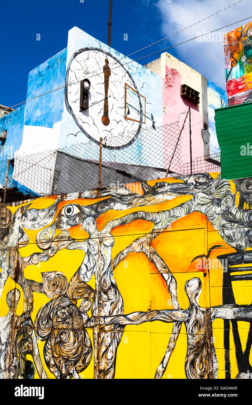 Afro-Karibische Kunst gemalt auf Mauern und Gebäude in der Nähe von Callejon De Hamel, Havanna, Kuba, Westindische Inseln Stockfoto