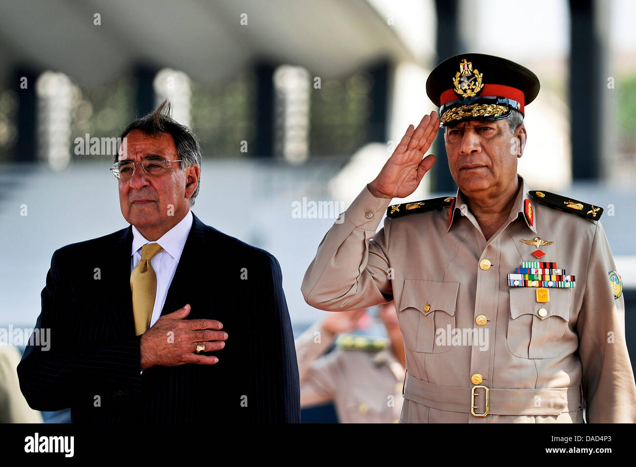 United States Secretary of Defence Leon Panetta steht neben ägyptischen Generalmajor Rouini, wie die US-Nationalhymne am Grab des unbekannten Soldaten und von Präsident Anwar Sadat Memorial in Kairo, Ägypten, 4. Oktober 2011 gespielt wird. . Obligatorische Credit: Jacob N. Bailey / USAF über CNP Stockfoto