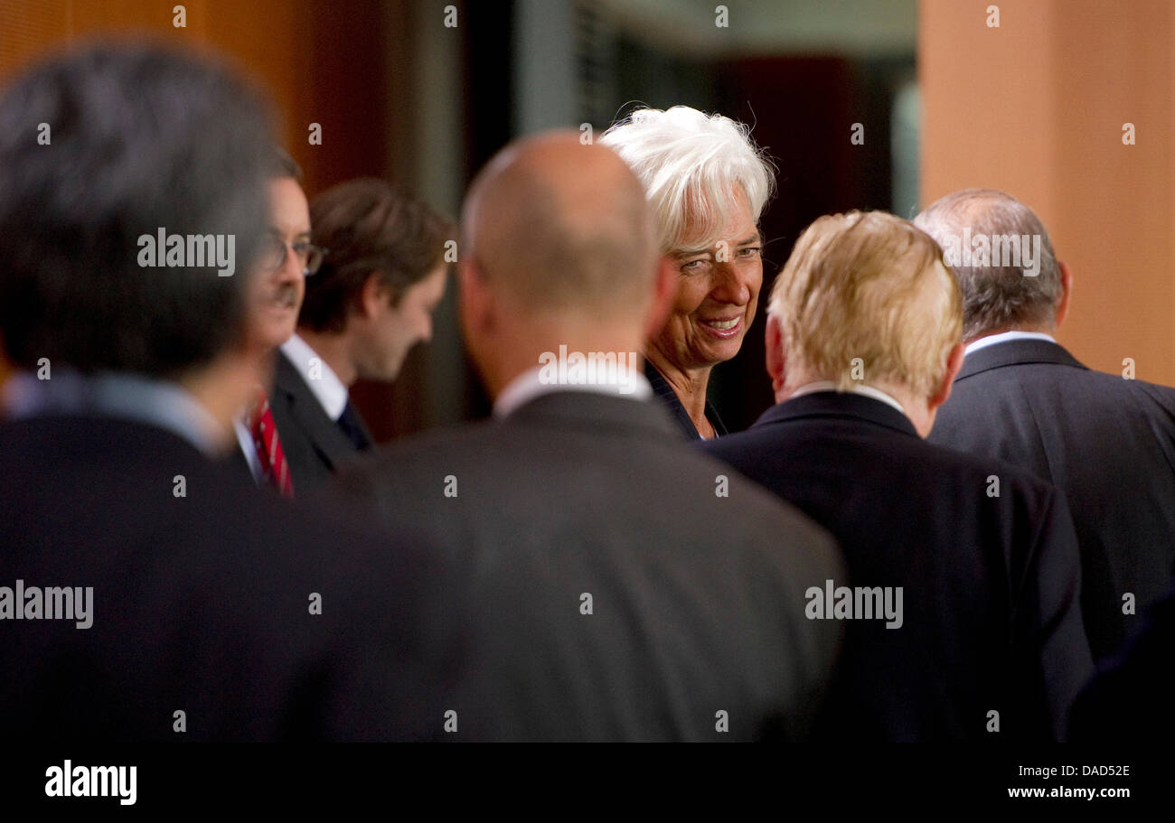 International Monetary Fund Managing Director Christine Lagarde (C) kommt am 6. Oktober 2011 in der Kanzlei in Berlin, auf einer Tagung über die Reform des internationalen Währungssystems. Foto: Johannes Eisele dpa Stockfoto