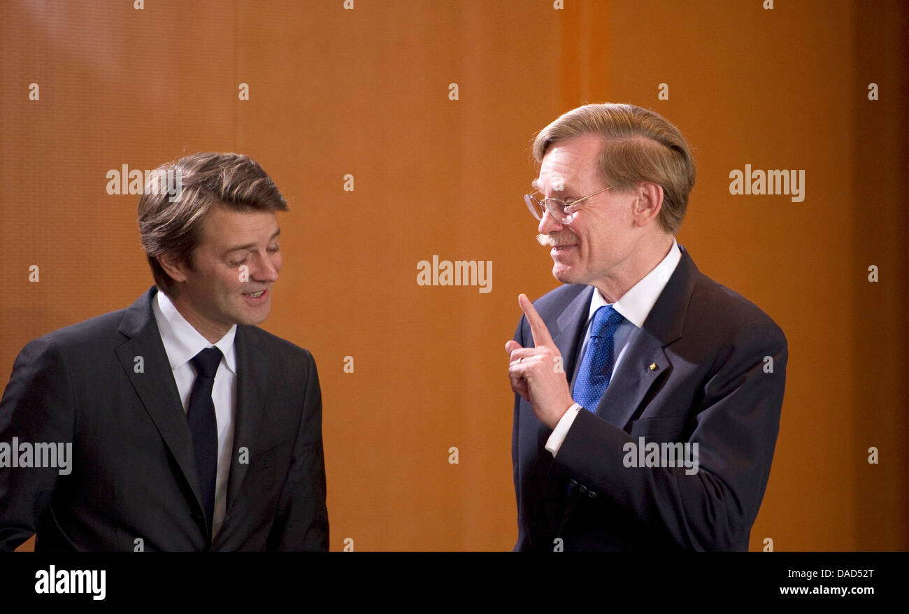 Französisch Finance Minister Francois Baroin (L) spricht mit Weltbank-Präsident Robert Zoellick am 6. Oktober 2011 in der Kanzlei in Berlin, auf einer Tagung über die Reform des internationalen Währungssystems. Foto: Johannes Eisele dpa Stockfoto