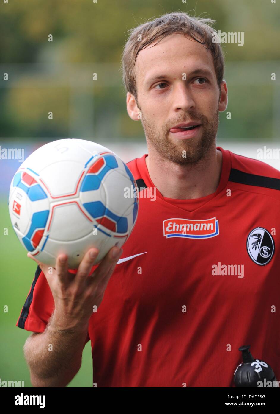 Der Neuzugang vom SC Freiburg Andreas Hinkel steht mit dem Ball in der Hand während des Trainings in Freiburg im Breisgau, 6. Oktober 2011. Die vor kurzem teamless Rechtsverteidiger und ehemaligen Nationalspieler ist SC Freiburg Verteidigung Probleme zu lösen. Foto: PATRICK SEEGER Stockfoto