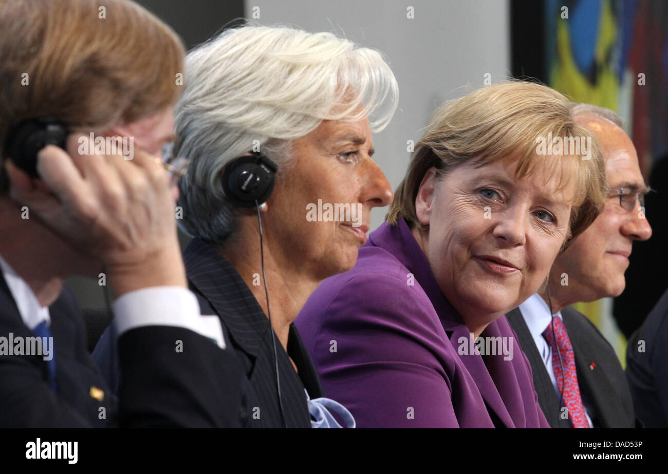 Weltbank-Präsident Robert Zoellick (L-R), Präsident des IWF Christine Lagarde, deutsche Bundeskanzlerin Angela Merkel (CDU) und OECD-Generalsekretär Angel Gurría Platz genommen haben einen Anfang einer Pressekonferenz in Berlin, Deutschland, 6. Oktober 2011. Merkel war mit Finanz-Experten zu Fragen rund um das Währungssystem konferieren. Foto: MICHAEL KAPPELER Stockfoto