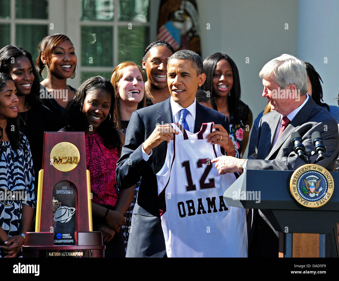 US-Präsident Barack Obama erhält eine Trikot von Trainer Gary Blair nach Begrüßung der Texas A & M Universität Frauen Basketball-Team ins Weiße Haus zu feiern ihre 2011 NCAA-Meisterschaft im Rose Garden des weißen Hauses in Washington, D.C. am Donnerstag, 6. Oktober, 2011..Credit: Ron Sachs / CNP Stockfoto