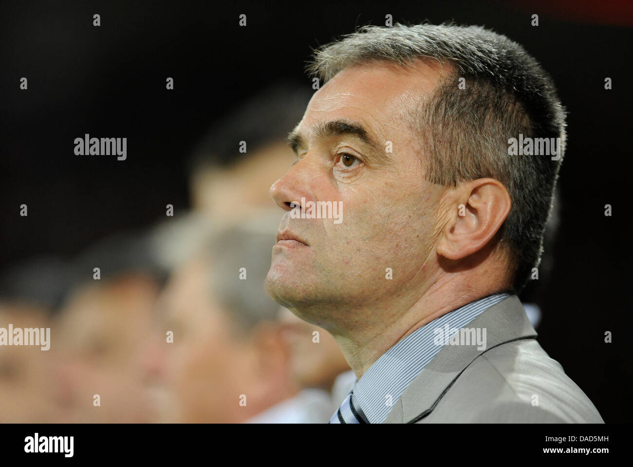 Trainer Vlado Jagovic von Bosnien-Herzegowina & hört Nationalhymne seines Landes vor die UEFA-U21-Europameisterschaft Qualifikation Spiel Deutschland Vs Bosnien & am Audi Sportpark in Ingolstadt, Deutschland, 6. Oktober 2011. Foto: Andreas Gebert Stockfoto