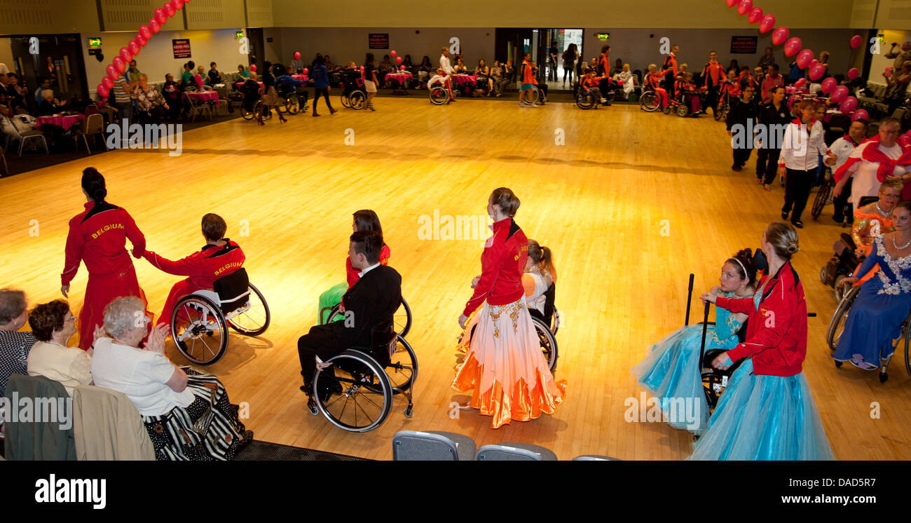 Konkurrenten beim Grand Prix internationale Rollstuhl Dancesport Wettbewerb 2013 Wythenshawe Forum, Manchester Stockfoto