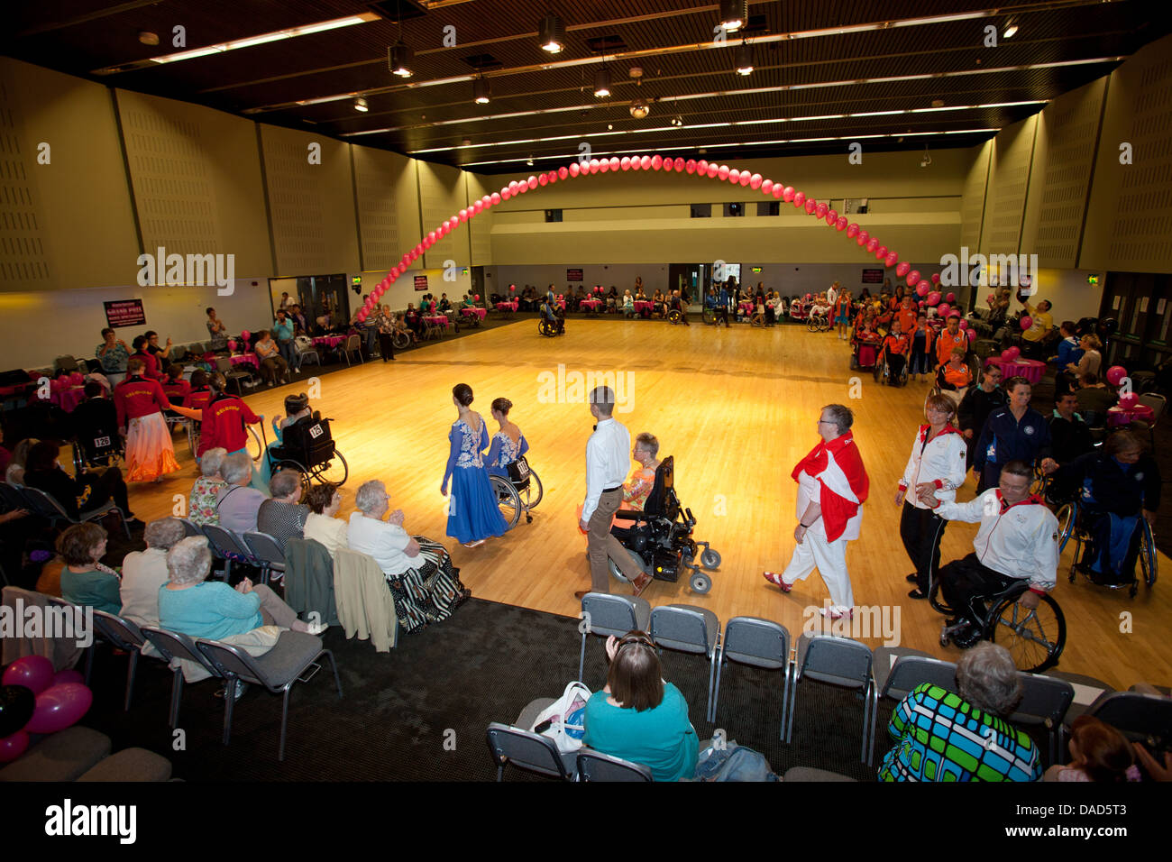 Konkurrenten beim Grand Prix internationale Rollstuhl Dancesport Wettbewerb 2013 Wythenshawe Forum, Manchester Stockfoto