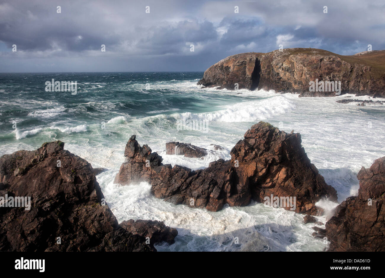 Schwere See schlagen die felsige Küste bei Dalbeg, in der Nähe von Carloway, Isle of Lewis, äußeren Hebriden, Schottland Stockfoto