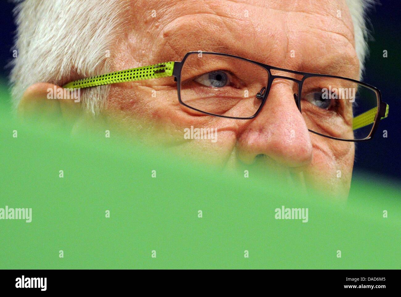 Premier von Baden-Württemberg Winfried Kretschmann (grüne) am Anfang der Parteitag der staatlichen Delegierten in Aalen, Deutschland, 8. Oktober 2011. Etwa ein halbes Jahr nach dem Gewinn der Wahlen in Baden-Württemberg, wählt die grüne Partei eine neue Parteiführung. Der Parteitag endet am Sonntag. Foto: Marijan Murat Stockfoto