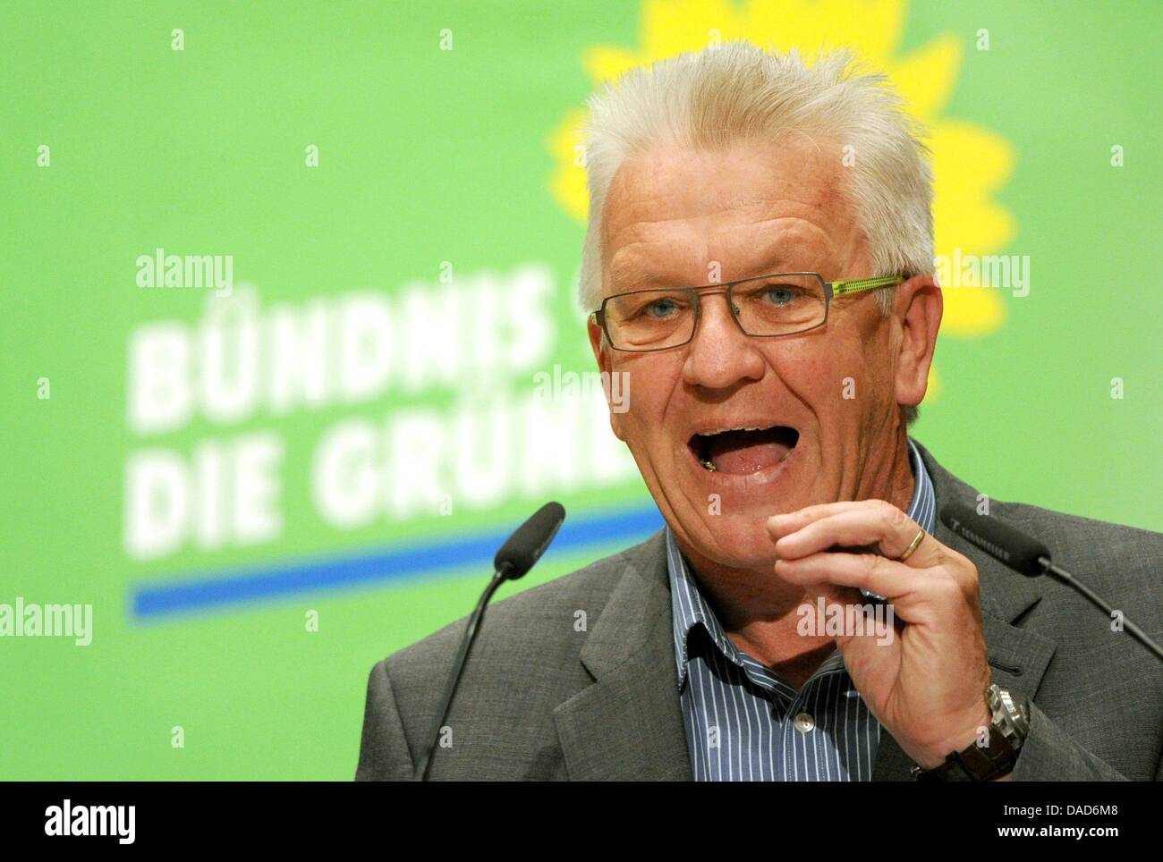 Premier von Baden-Württemberg Winfried Kretschmann (grüne) spricht auf dem Parteitag der staatlichen Delegierten in Aalen, Deutschland, 8. Oktober 2011. Etwa ein halbes Jahr nach dem Gewinn der Wahlen in Baden-Württemberg, wählt die grüne Partei eine neue Parteiführung. Der Parteitag endet am Sonntag. Foto: Stockfoto