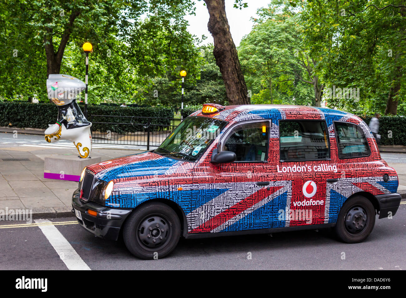 London Taxi mit Vodafone Werbung Stockfoto