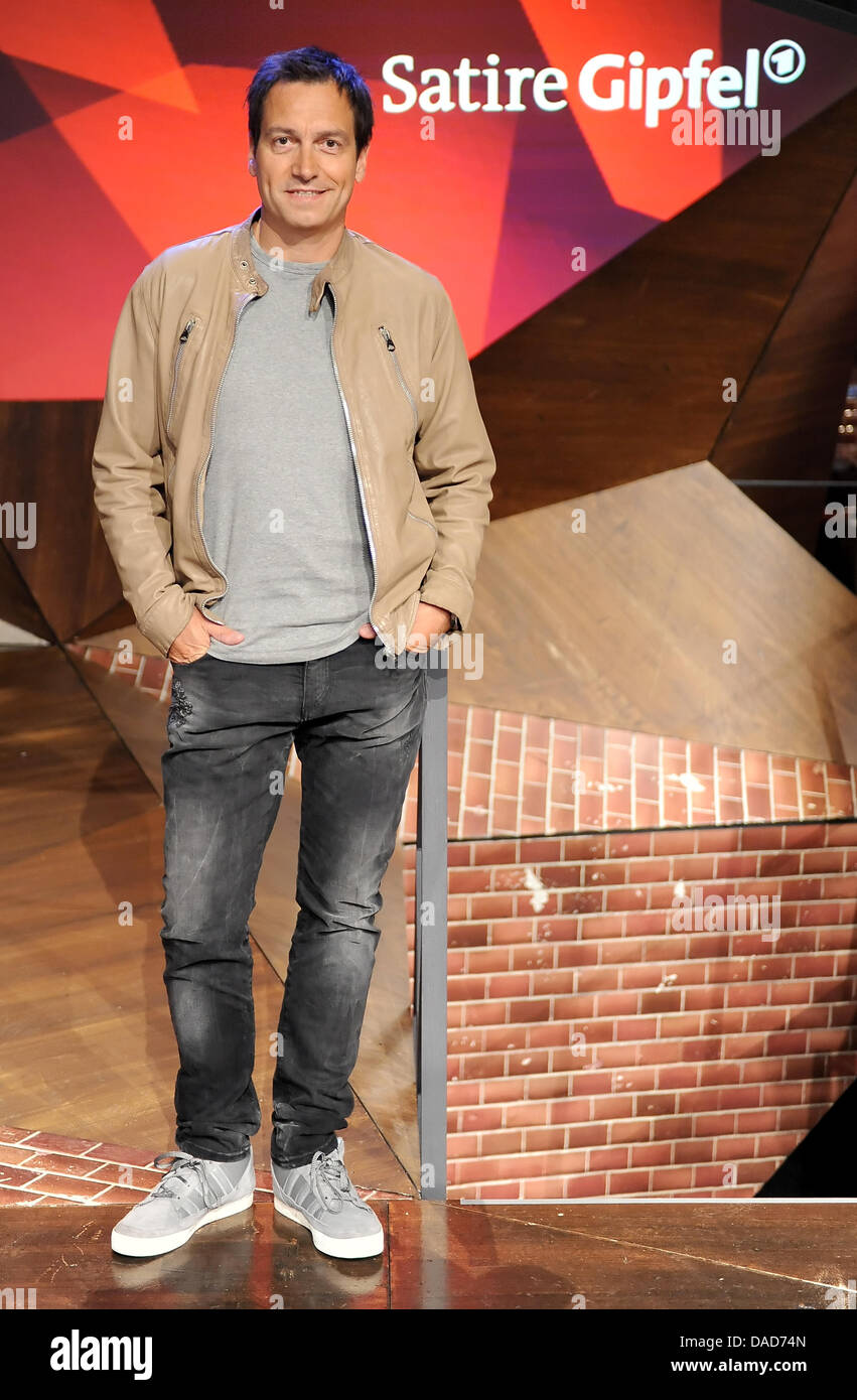 Der Kabarettist Dieter Nuhr stellt während der Proben der Fernsehsendung "Satire wurde" ("Satire Gipfel") in Berlin, Deutschland, 9. Oktober 2011. Die politische Satire-Programm wird von der öffentlichen Broadcatser ARD einmal im Monat ausgestrahlt. Foto: Britta Pedersen Stockfoto