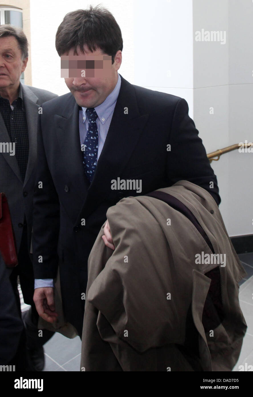 Der Flugkapitän das propellergetriebene Flugzeug (Name unbekannt) kommt in den Gerichtssaal des Landgerichts in Luxemburg, 10. Oktober 2011. Die Verhandlung über einen Unfall mit einem propellergetriebene Flugzeug von Luxair beginnt bei diesem Gericht am Nachmittag: auf 2. November 2002 das Flugzeug stürzte während der Landung auf dem Flughafen in Luxemburg. 20 Menschen starben bei dem Unfall Stockfoto